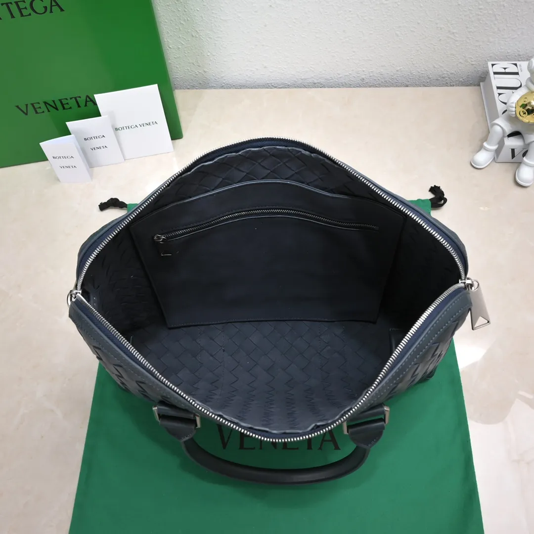 Batch 2120 BV new men's briefcase💼Different sizes and different styles of briefcases are suitable for any man. They can be matched with casual or formal wear🉑️A must-have choice for the workplace💼 ⚠️Original leather, original leather, using exquisite craftsmanship to weave different sizes on the leather🪡🪡 It shows a full sense of high-end, simple and unique design, it will definitely make you grand and fashionable in the workplace Style number: 39*30.5*11, model number: 8814